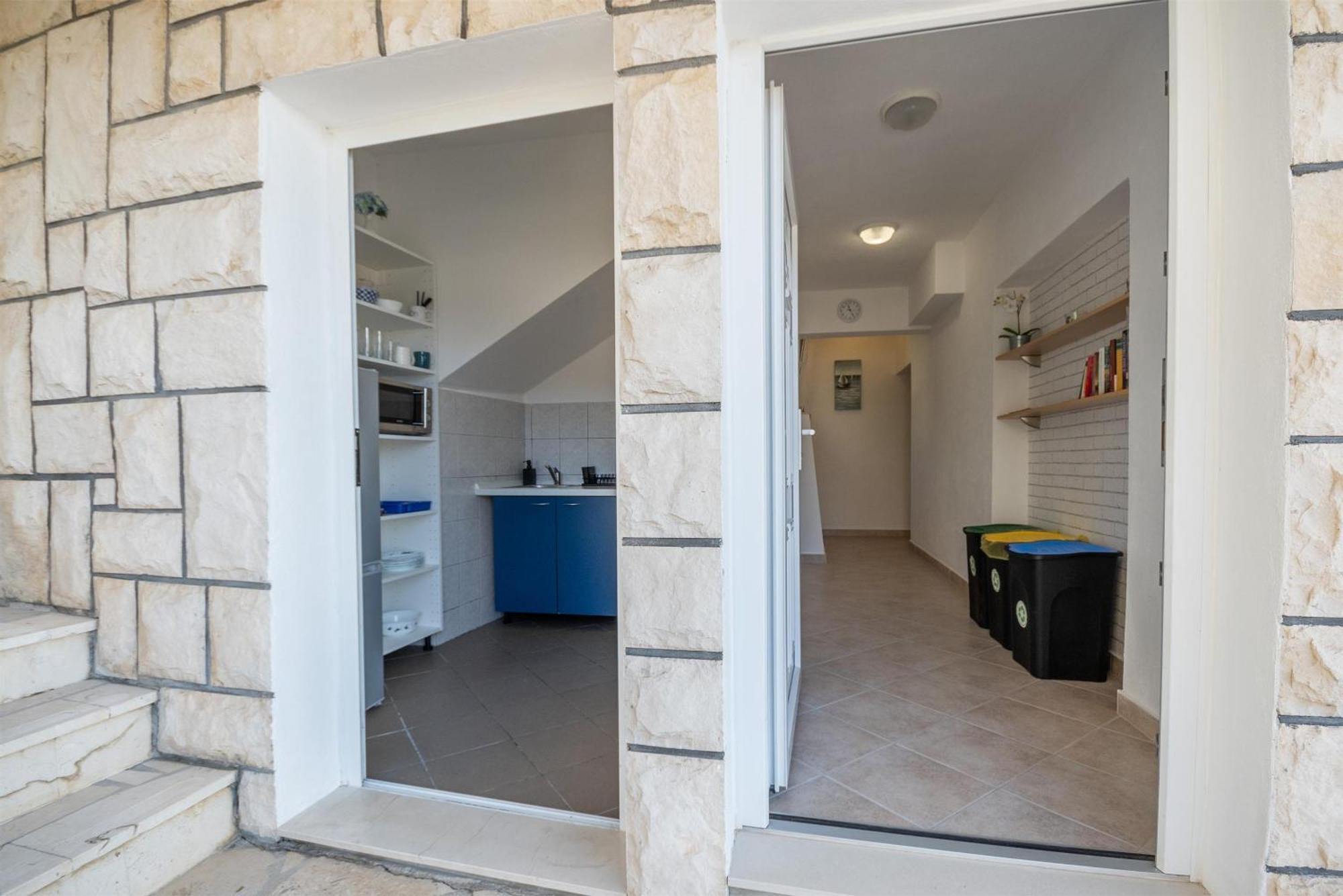 Apartments Ivan - With Parking Оміш Екстер'єр фото
