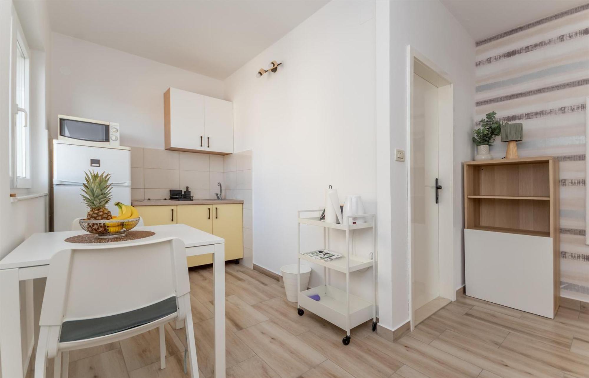 Apartments Ivan - With Parking Оміш Екстер'єр фото