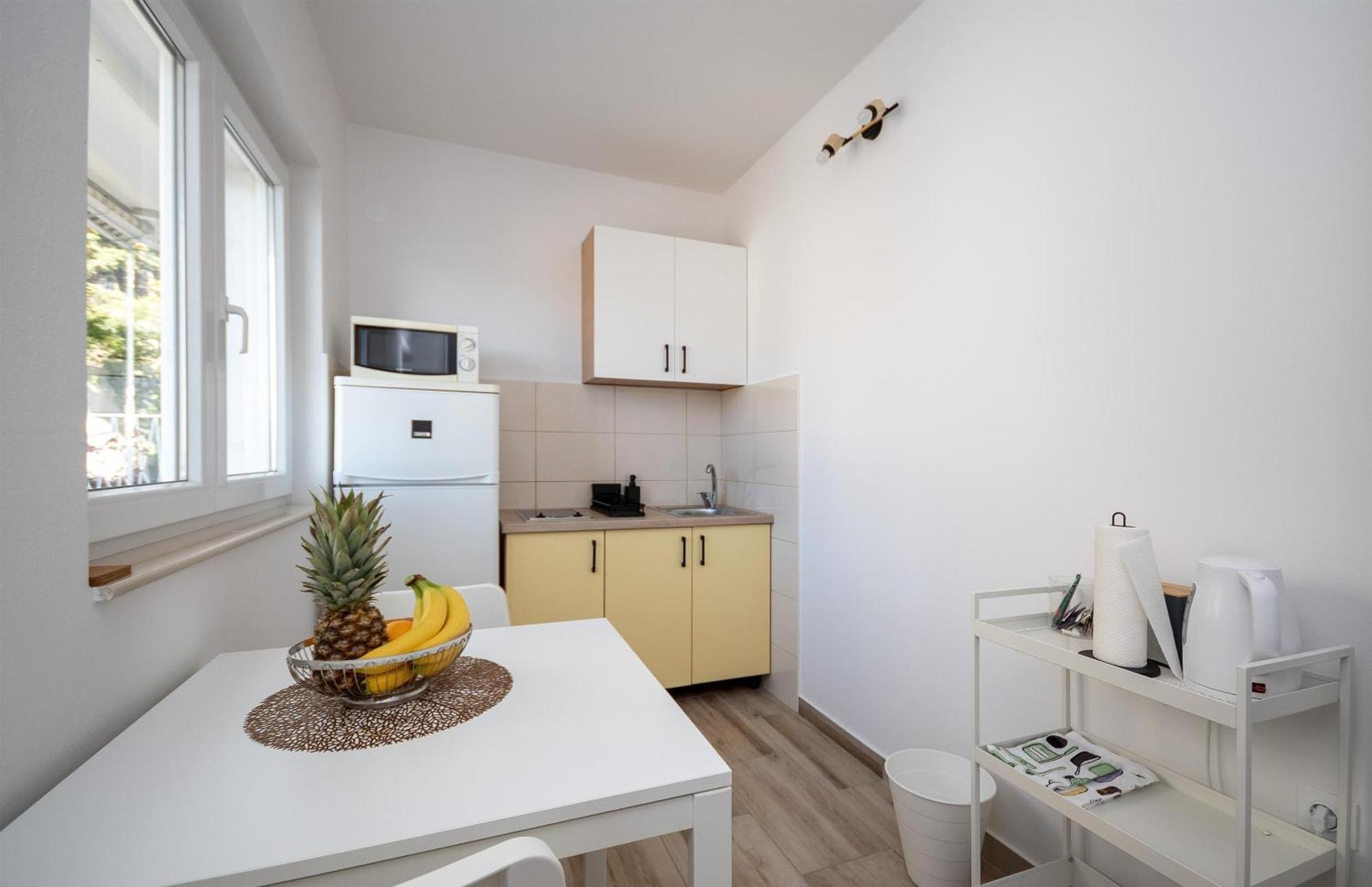 Apartments Ivan - With Parking Оміш Екстер'єр фото