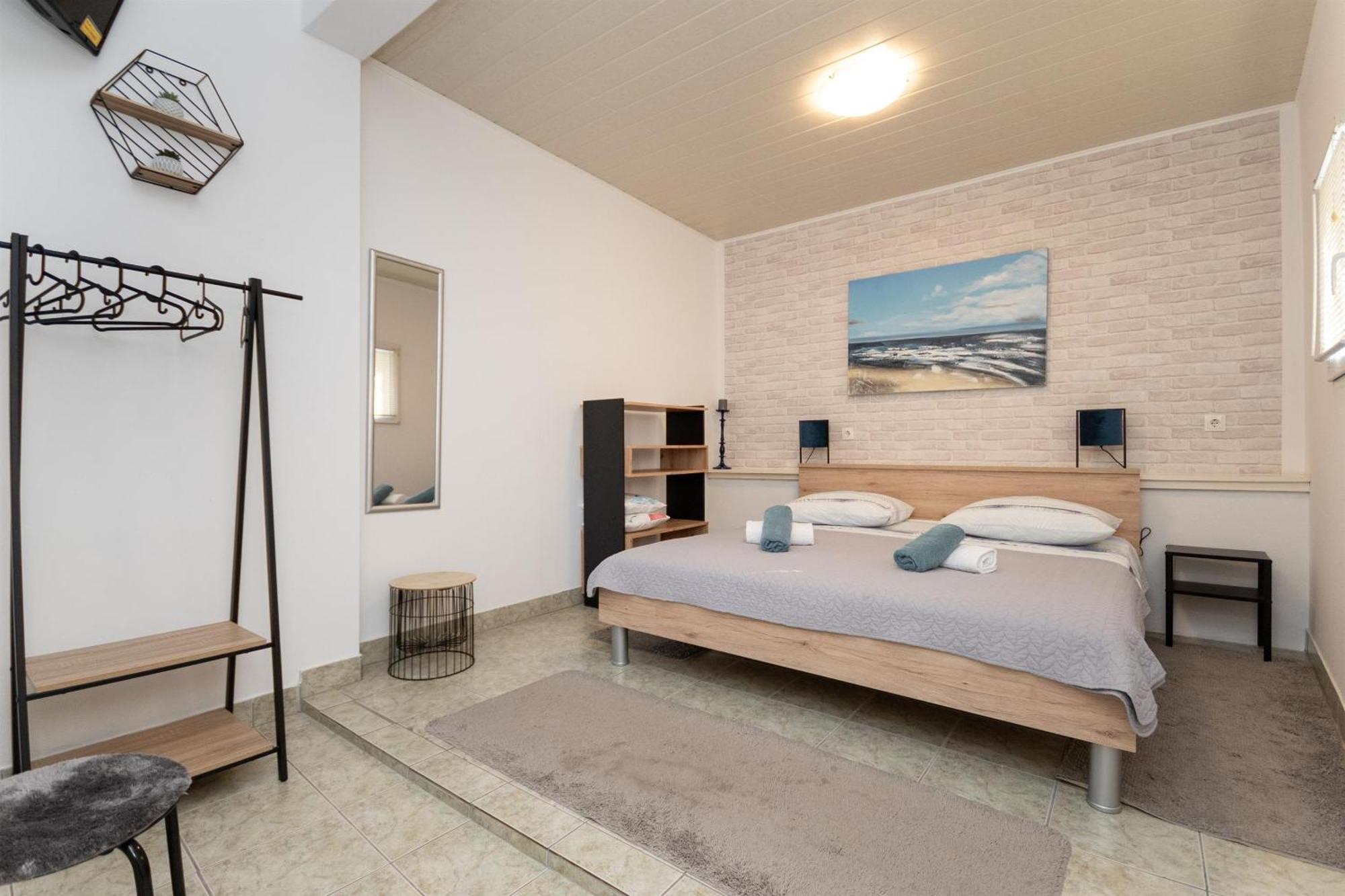 Apartments Ivan - With Parking Оміш Екстер'єр фото